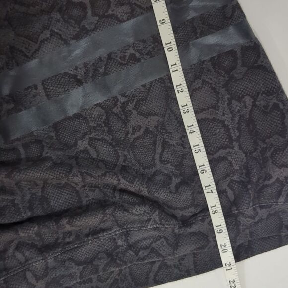 Sundry Womens Top Small Gray Snake Print Casual Sweatshirt Size 1 - Picture 10 of 10
